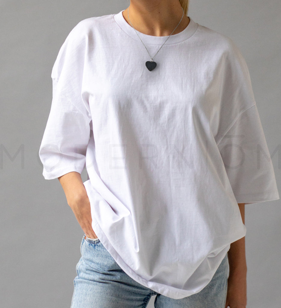 White t-shirt with heart necklace