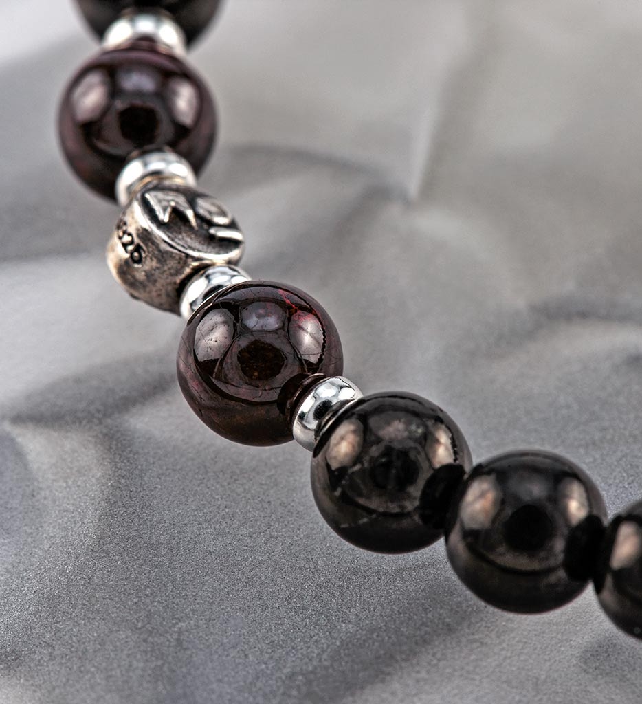 bracelet, shungite, garnet, silver - detail
